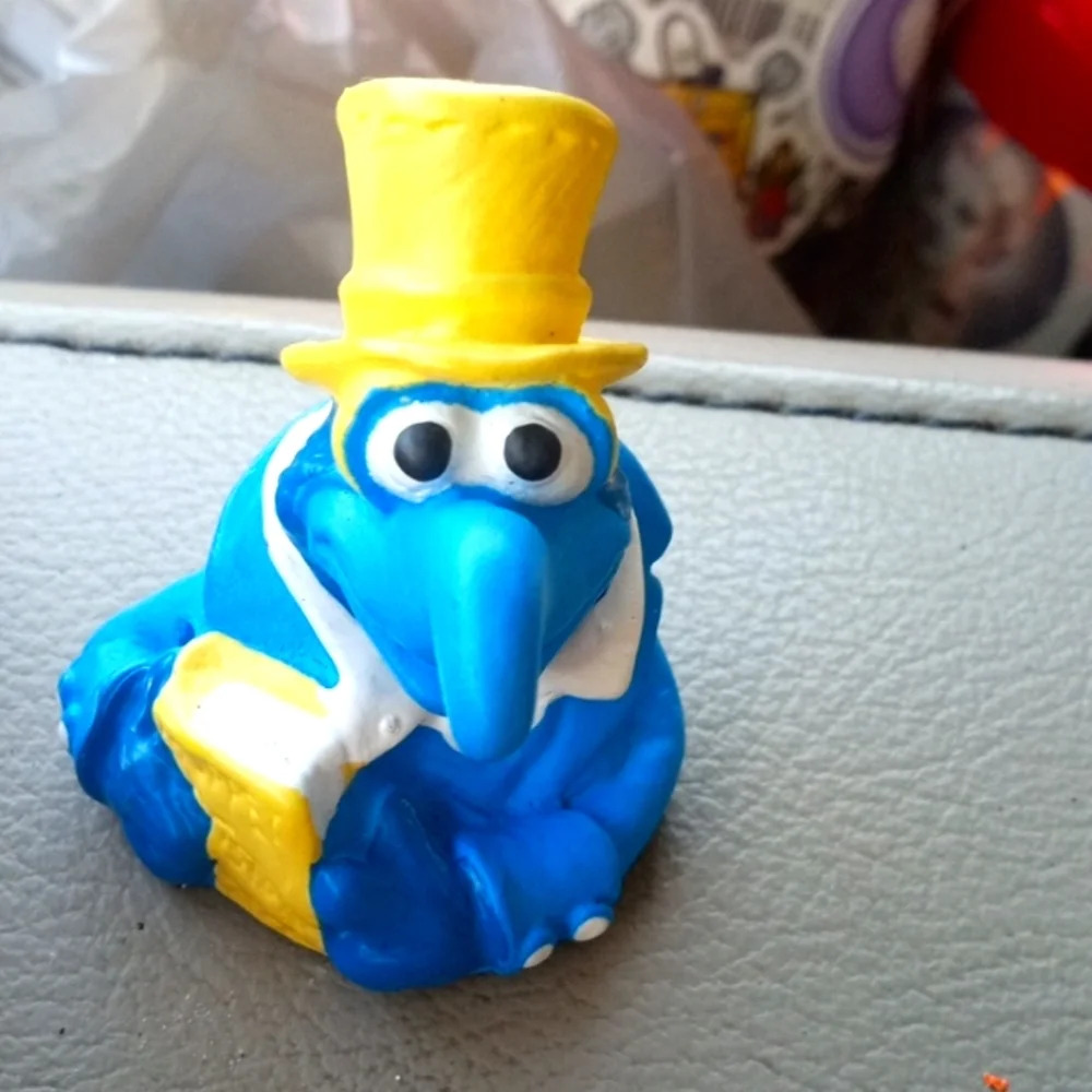 Vintage MUPPETS Gonzo Caroling Finger Puppet